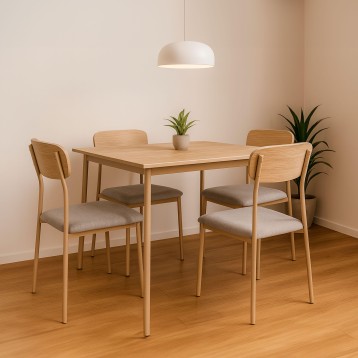 Comedor de madera clara con cuatro sillas de respaldo curvo y asiento tapizado gris claro bajo lámpara colgante blanca