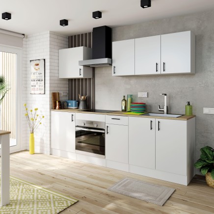 Cocina integral blanca con encimera de madera y campana negra en ambiente moderno con azulejos blancos y pared gris