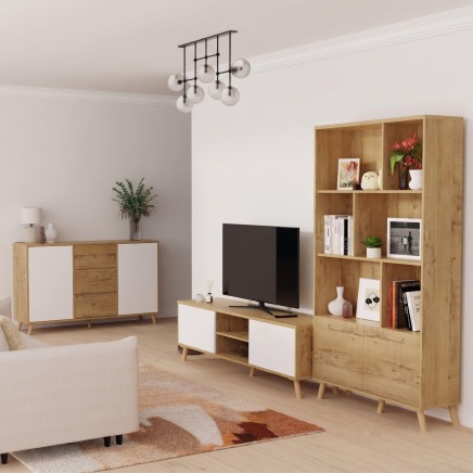 Salón moderno con mueble TV en madera y blanco y estantería de madera con compartimentos abiertos