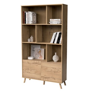 Estantería de madera con compartimentos abiertos y puertas inferiores con libros y objetos decorativos