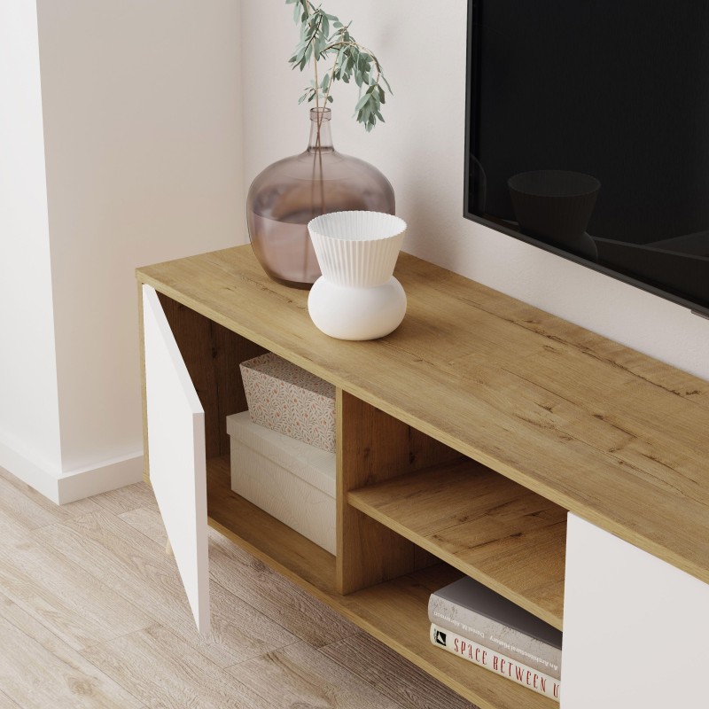 Consola de madera clara y blanca con estantes abiertos decorada con jarrón de vidrio ahumado y maceta blanca en ambiente interio