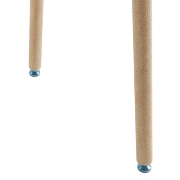 Detalle de patas de madera con puntas metálicas azules