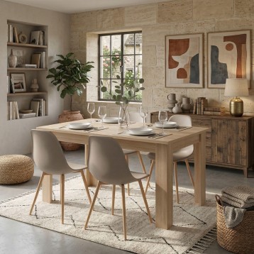 Mesa de comedor rectangular en madera clara con sillas tapizadas beige y patas de madera en ambiente de comedor