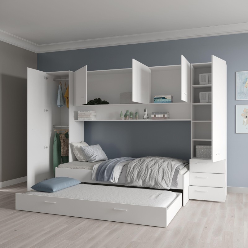 Cama nido blanca con dosel y armarios integrados en ambiente de dormitorio