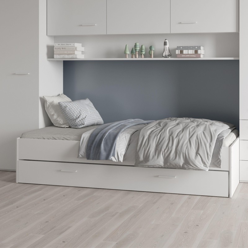 Cama individual blanca con cabecero integrado y estantes flotantes superiores en dormitorio moderno