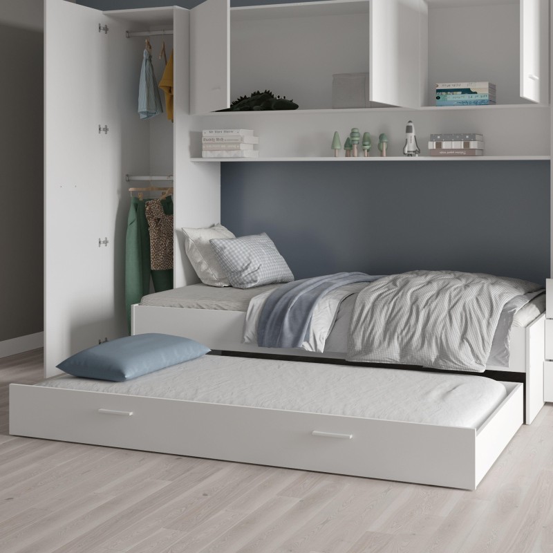 Cama nido blanca con respaldo gris y cajones inferiores en dormitorio con armarios y estantes de almacenamiento