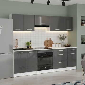 Cocina lineal gris antracita y blanca con encimera negra y azulejos blancos en ambiente moderno