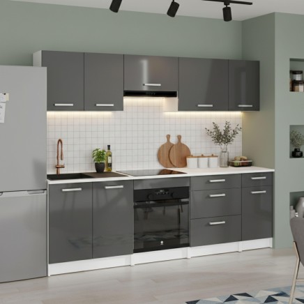 Cocina lineal gris antracita y blanca con encimera negra y azulejos blancos en ambiente moderno
