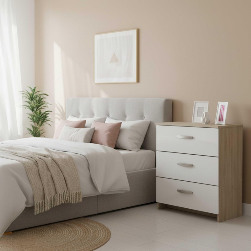 Mesita de noche con tres cajones blancos y estructura en madera natural en dormitorio moderno junto a cama tapizada gris