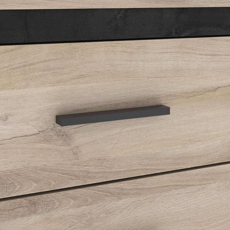 Detalle de tirador negro metálico en cajón de madera clara con acabado natural