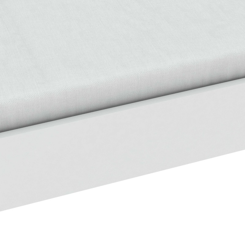 Detalle de tapizado en tela gris claro con textura tejida y base blanca