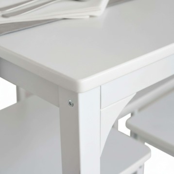 Detalle de escritorio blanco con tablero liso y estructura de madera con tornillos visibles