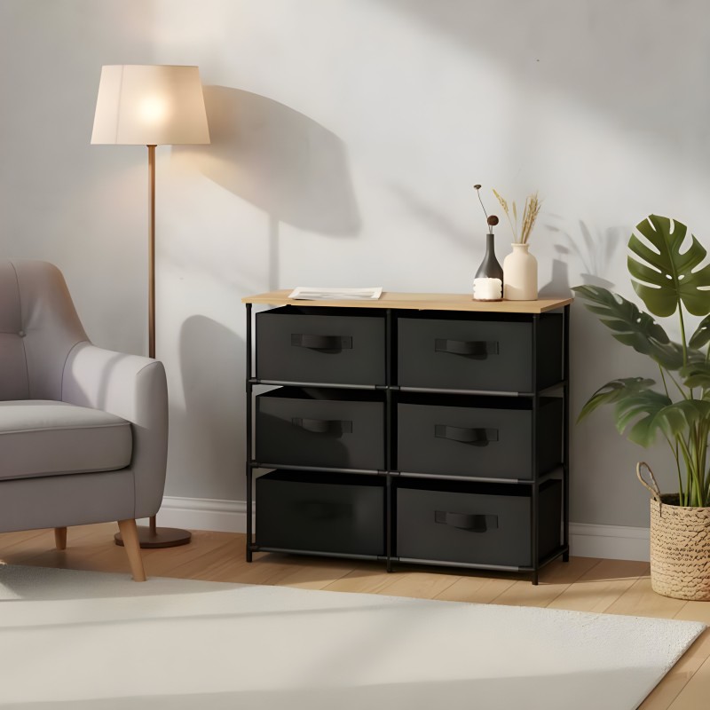 Cómoda de seis cajones con estructura metálica negra y tablero superior en madera clara en ambiente de salón