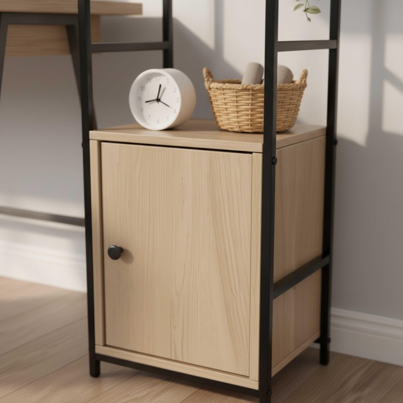 Estantería modular madera clara y estructura negra con puerta y estante superior decorado