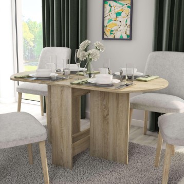 Mesa de comedor ovalada en madera clara con sillas tapizadas en beige en ambiente de salón