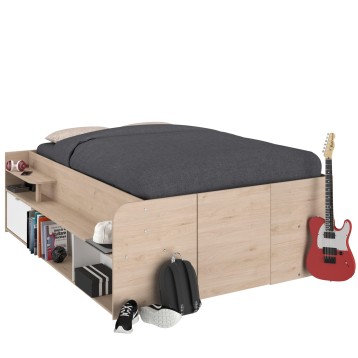 Cama con almacenamiento en madera clara y colchón gris oscuro con estantes y nichos laterales