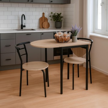 Conjunto de comedor con mesa ovalada de madera clara y patas negras y dos sillas de respaldo curvo en ambiente de cocina moderna
