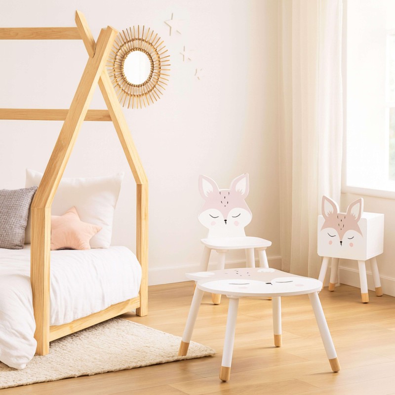 Cama infantil dosel madera natural con estructura en forma de casita y sábanas blancas en dormitorio