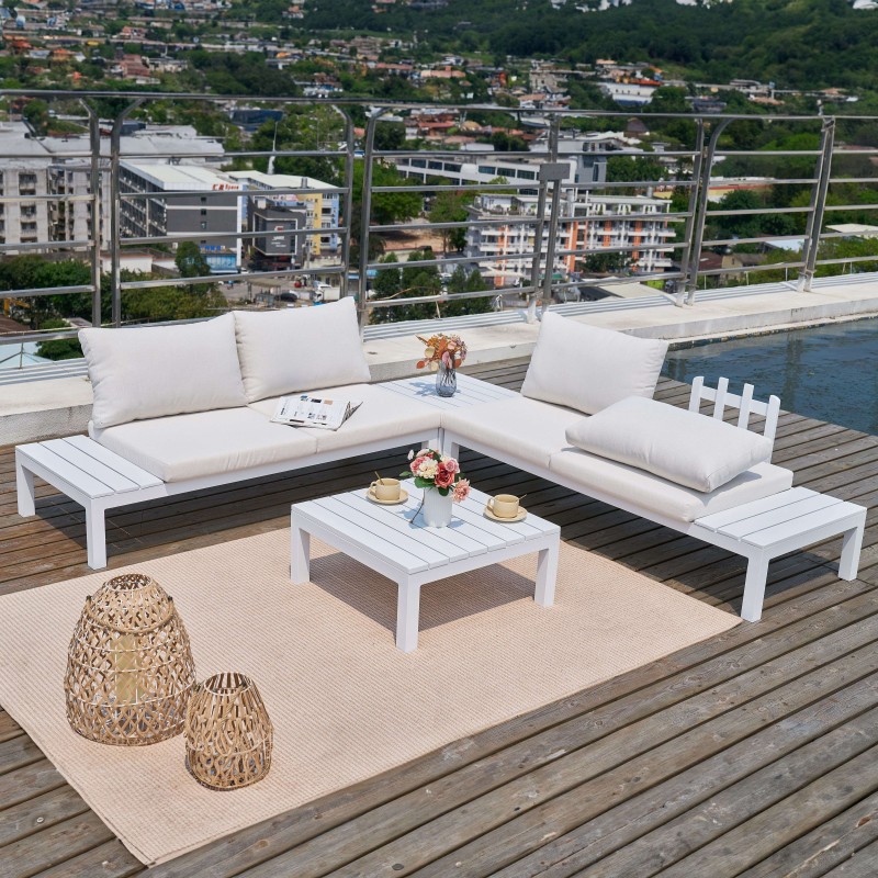 Sofá modular de exterior blanco con cojines beige y mesa baja en terraza con vistas a la ciudad