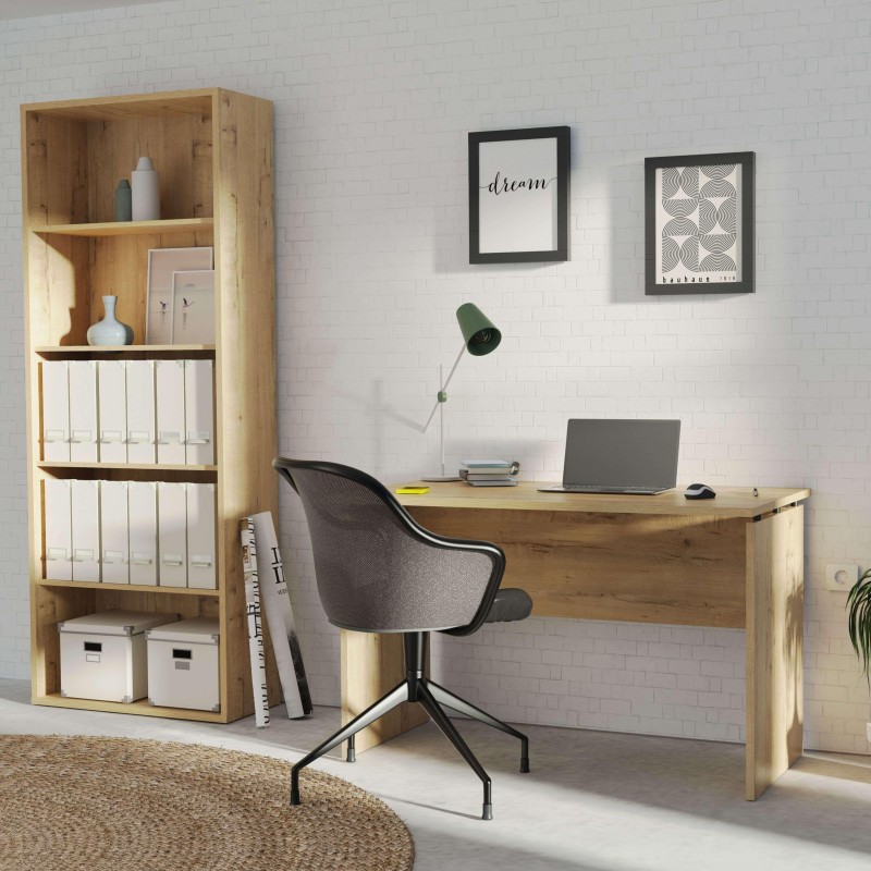 Estantería vertical de madera natural con múltiples compartimentos abiertos y cajoneras blancas integradas en ambiente de oficin