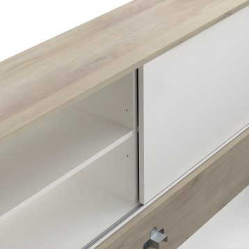 Mueble bajo con tablero en madera clara y puerta corredera blanca con tirador metálico