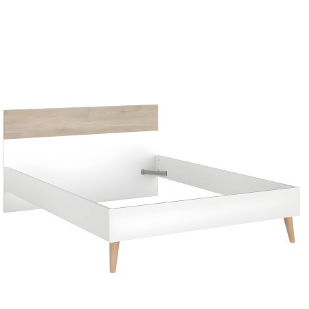 Cama matrimonial blanca con cabecero en madera clara y patas de madera natural estilo nórdico