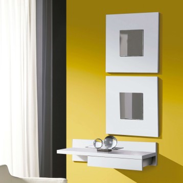 Composición de muebles de pared en blanco y espejos sobre pared amarilla con consola flotante y cuadros decorativos