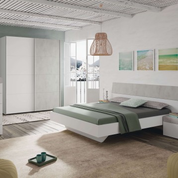 Cama matrimonial blanca y gris con respaldo tapizado en dormitorio moderno con armario blanco y lámpara colgante de ratán