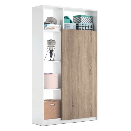 Armario blanco con puerta corredera en tonalidad madera y estantes abiertos con objetos decorativos y contenedores