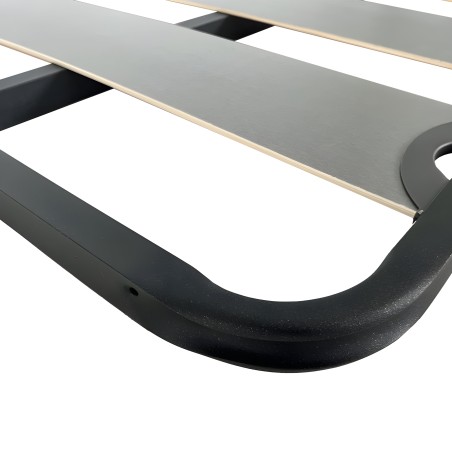 Estructura de cama con tablero gris y marco negro con bordes redondeados detalle inferior