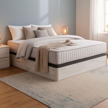Cama matrimonial con base de madera clara y colchón acolchado crema en ambiente de dormitorio