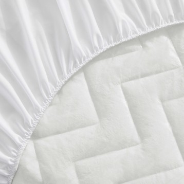 Detalle de edredón acolchado blanco con funda de algodón y costura de ribete