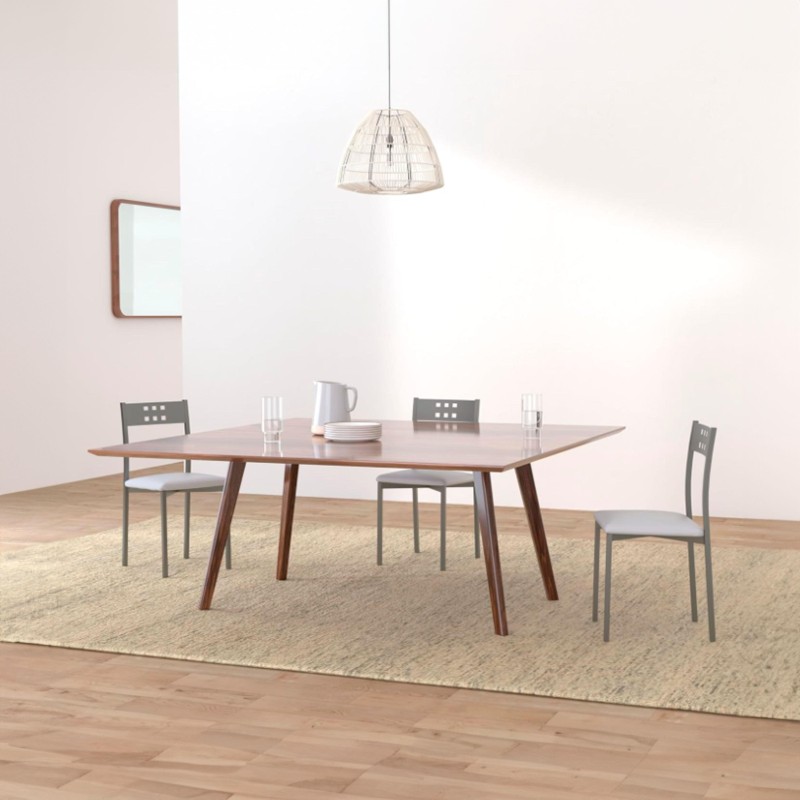 Comedor con mesa rectangular madera y sillas grises en ambiente decorado con lámpara colgante y espejo