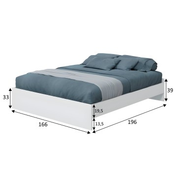 Cama con base blanca y colchón textil gris azulado con almohadas y corredor decorativo en tono claro