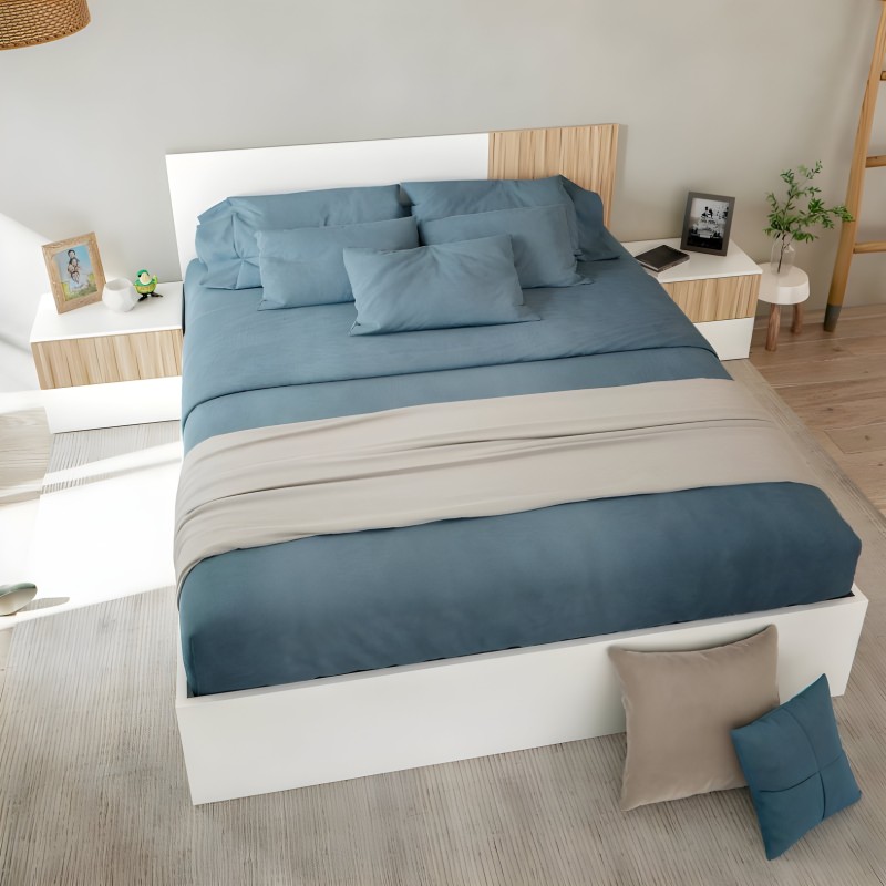 Cama matrimonial con cabecero blanco y madera clara y ropa de cama azul grisáceo en dormitorio moderno