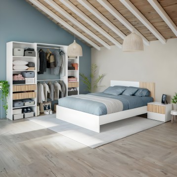 Cama matrimonial blanca y madera con cabecero bajo y ropa de cama azul y gris en dormitorio con armario modular