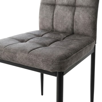 Silla tapizada en tela gris con respaldo acolchado y patas metálicas negras