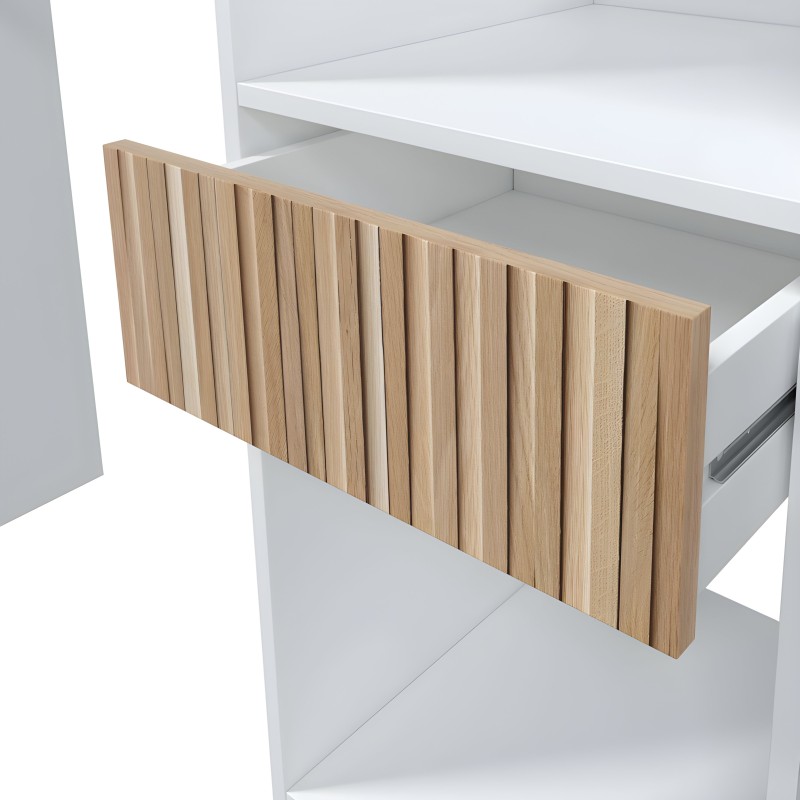 Cajón con frente de madera clara y ranuras verticales integrado en mueble blanco