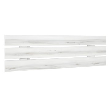 Estantería flotante de tres niveles en madera blanca con vetas y soportes metálicos plateados