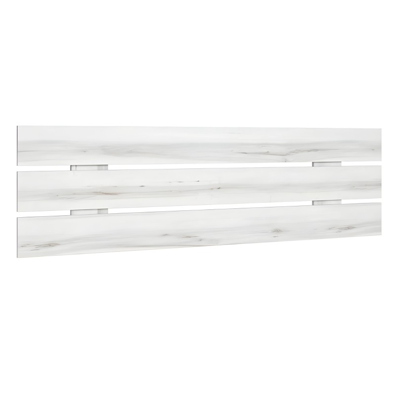 Estantería flotante de tres niveles en madera blanca con vetas y soportes metálicos plateados