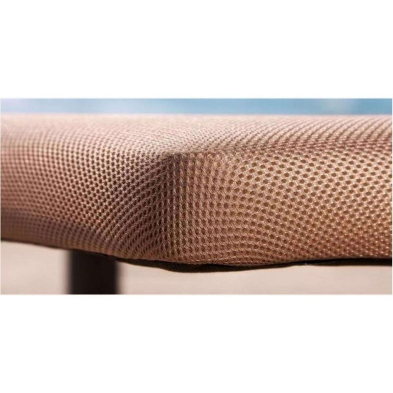 Detalle de tapizado en tela beige con textura de punto y estructura de madera oscura visible