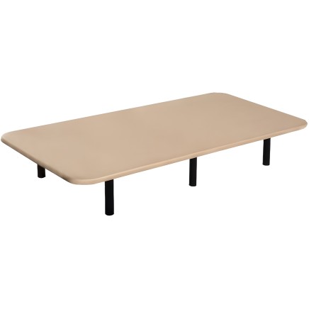 Base de cama tapizada sobre patas cilíndricas negras