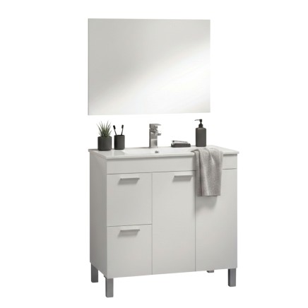 Mueble de baño blanco con lavamanos integrado y espejo rectangular sobre encimera con accesorios