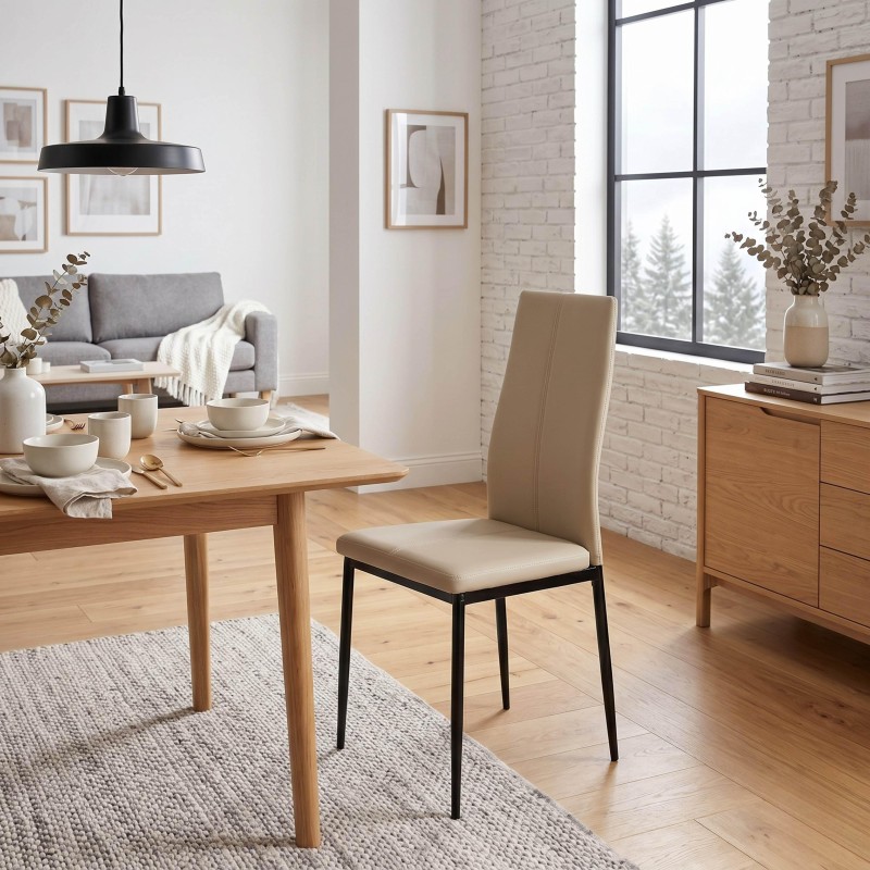 Silla de comedor con respaldo alto tapizado en beige y estructura metálica negra en ambiente de salón