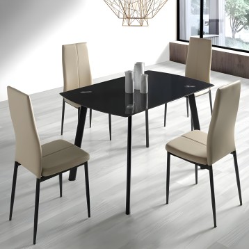 Comedor con mesa negra rectangular y cuatro sillas tapizadas en beige con patas metálicas negras en ambiente luminoso