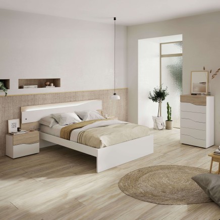 Dormitorio completo con cama blanca y cabecero tapizado en beige y madera clara y mesitas de noche a juego y cómoda blanca con e