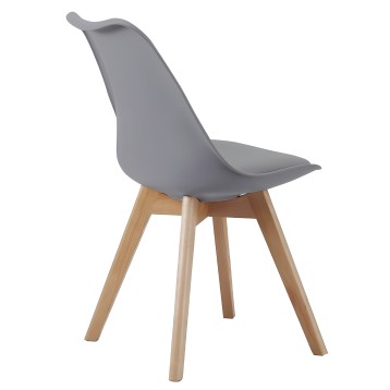 Silla de diseño moderno con asiento gris y respaldo curvo sobre patas de madera natural