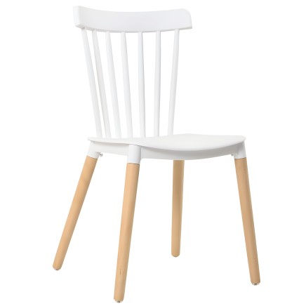Silla de comedor blanca con respaldo de listones verticales y patas de madera natural