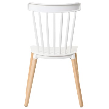 Silla blanca con respaldo de varillas verticales y patas de madera clara estilo nórdico