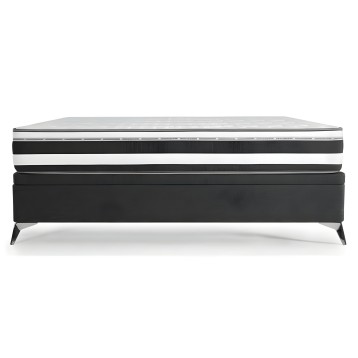 Cama con colchón viscoelástico de capas múltiples y base tapizada en negro con patas inclinadas